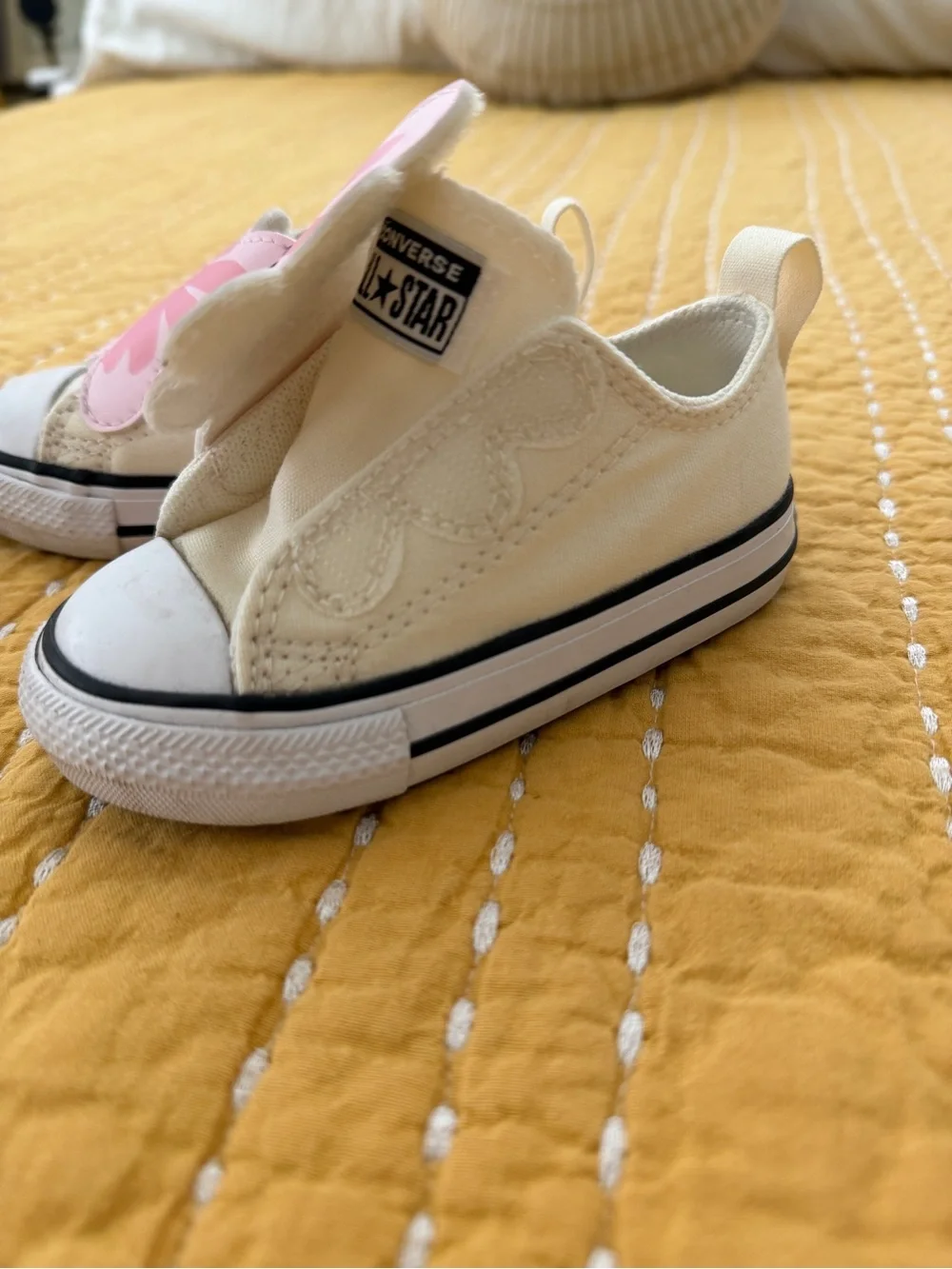 Converse Kids Floral Bee Slip-On Sneakers in Cream and Pink size 5
